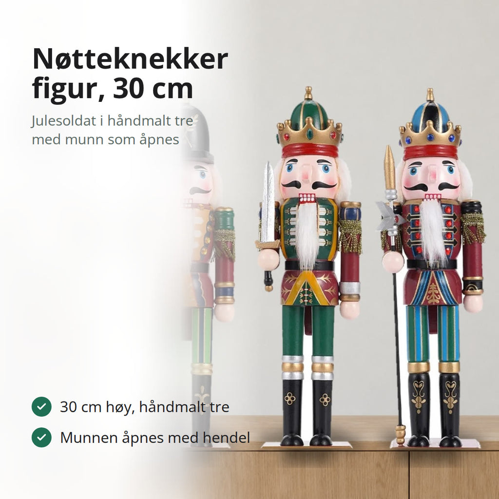 Fire nøtteknekker figurer i tre på 30 cm på rekke på en lys eikekommode, juletre i bakgrunnen
