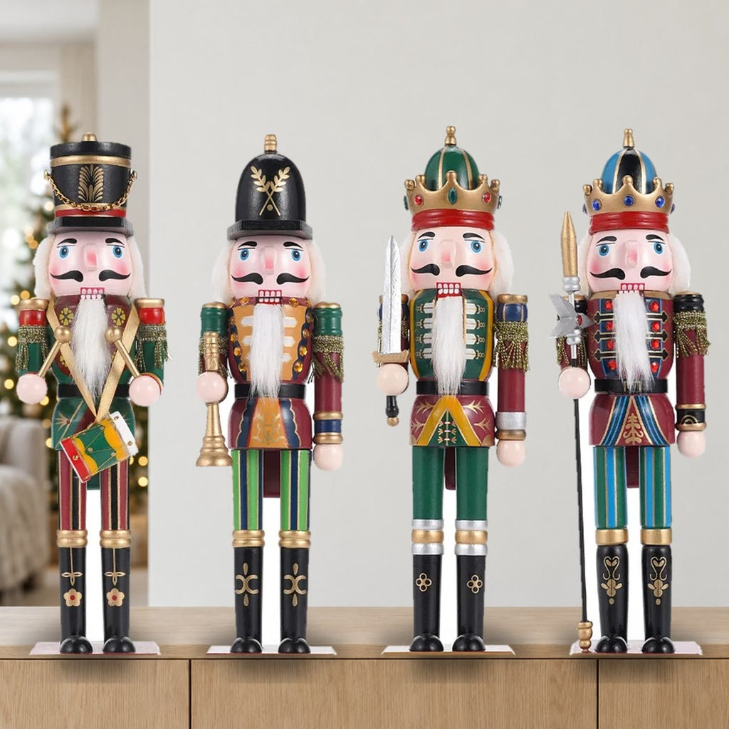 Fire nøtteknekker figurer i tre på rekke på en lys eikekommode i en stue med juletre i bakgrunnen