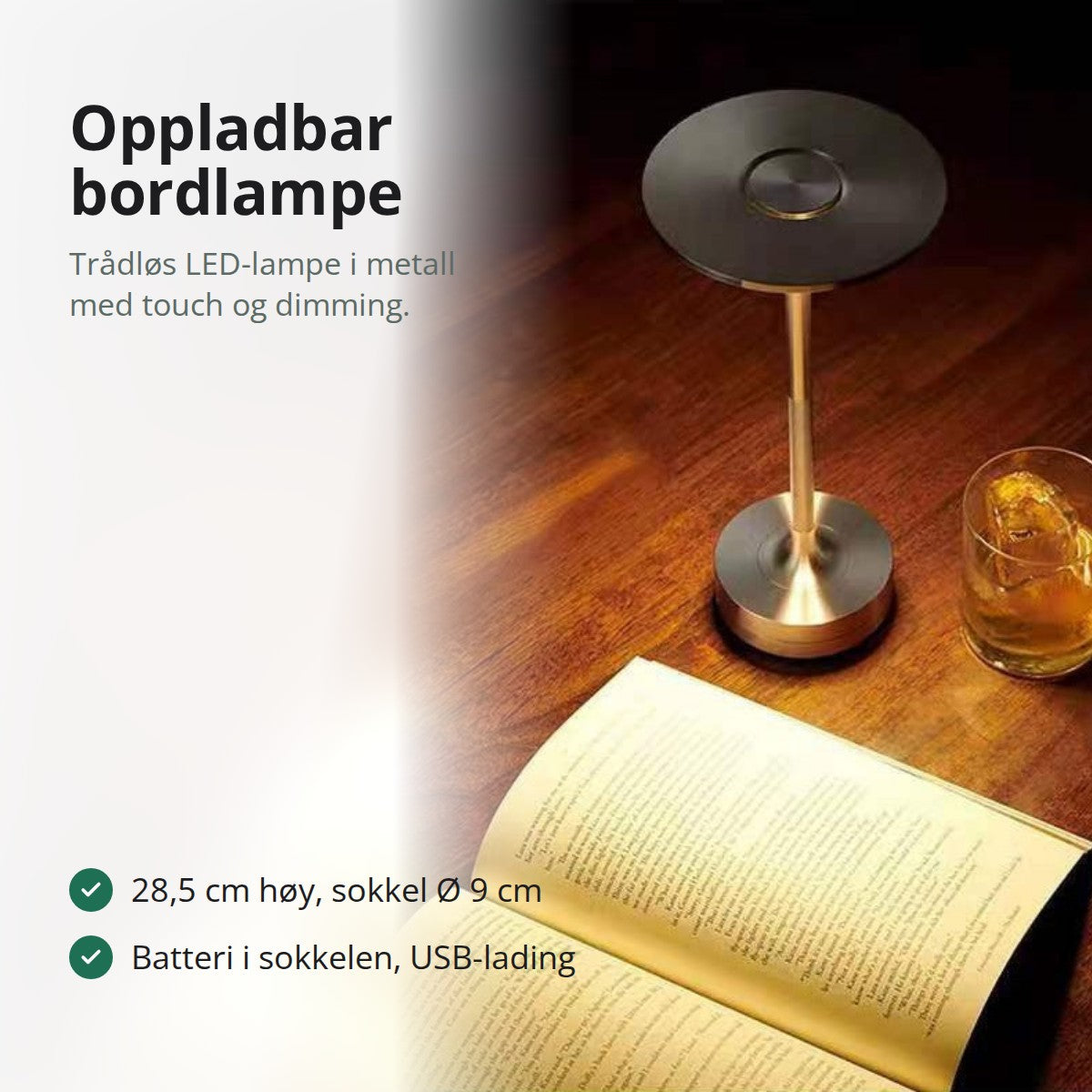 Oppladbar bordlampe i metall med flat, rund skjerm, tent på et trebord ved siden av en åpen bok og et glass