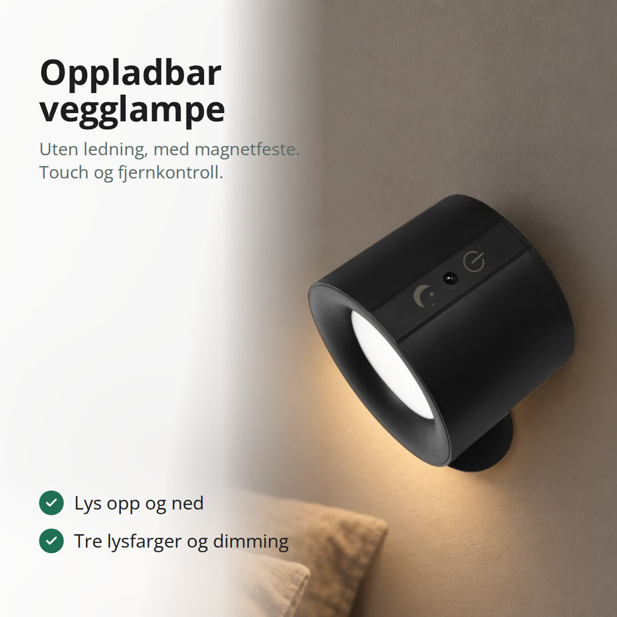 Svart oppladbar vegglampe montert på en soveromsvegg med varmt lys over sengen