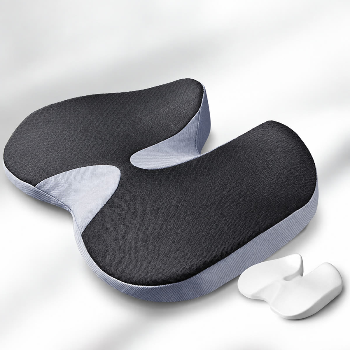 Ortopedisk sittepute i memory foam med utsparing for halebeinet – Grå, ovenfra