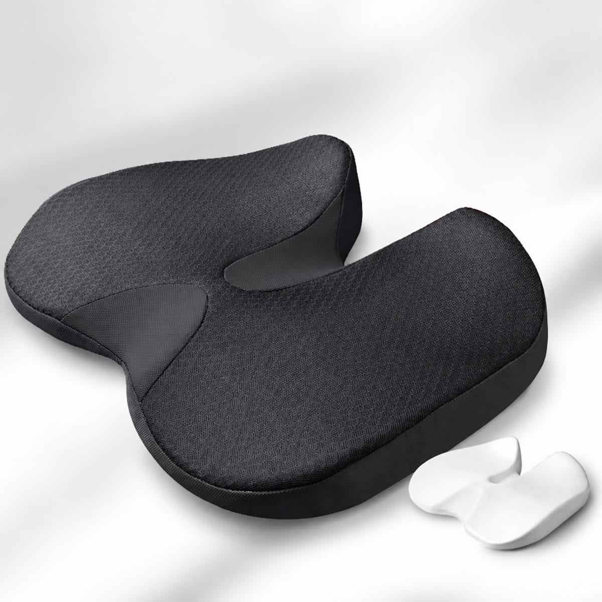 Ortopedisk sittepute i memory foam med utsparing for halebeinet – Svart
