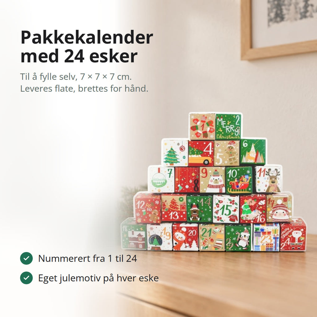 Pakkekalender med 24 nummererte esker stablet som en pyramide på en skjenk