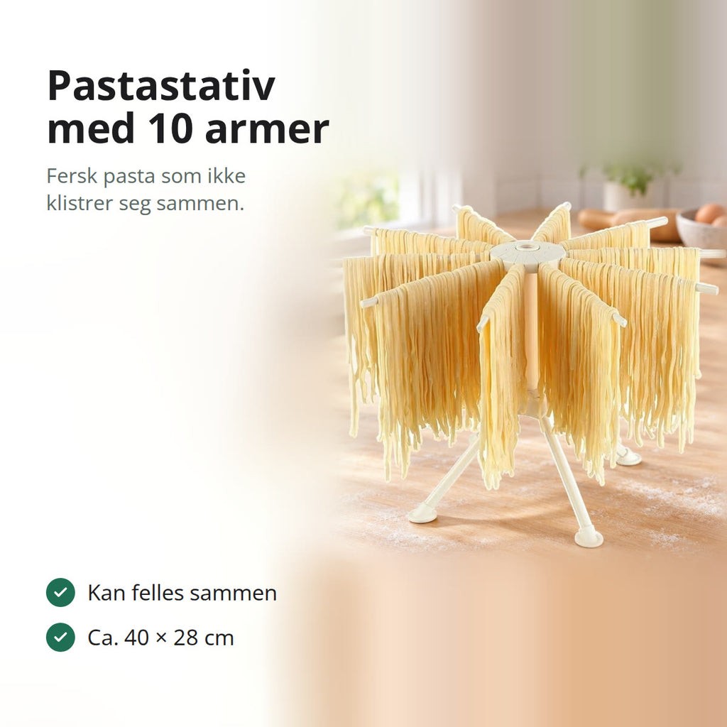 Pastastativ med 10 armer fullt av fersk spagetti på en melet benkeplate i tre