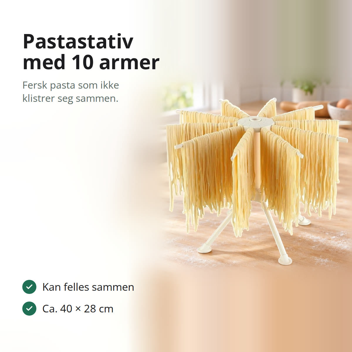 Pastastativ med 10 armer fullt av fersk spagetti på en melet benkeplate i tre