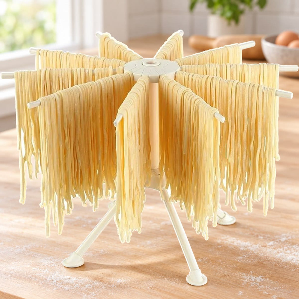 Pastastativ i hvitt fullt av fersk spagetti på en melet benkeplate i tre, egg og kjevle i bakgrunnen