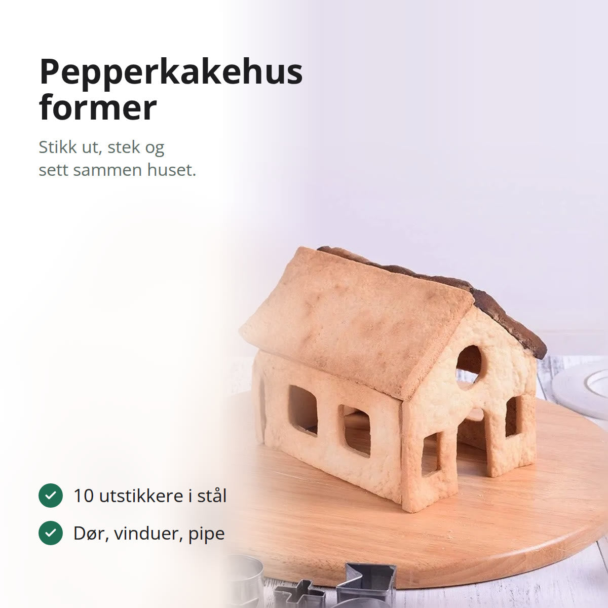 Upyntet pepperkakehus på et trefjøl med utstikkerne foran
