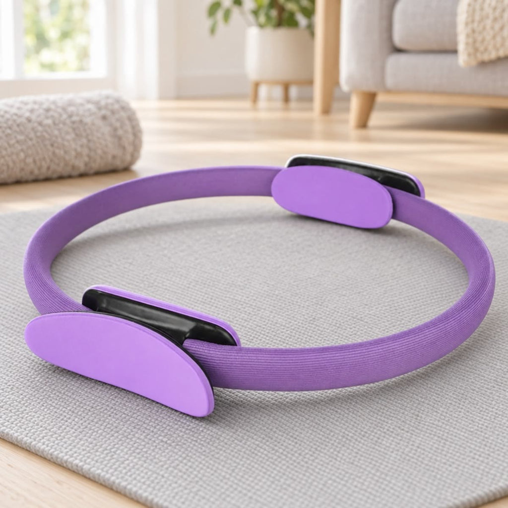 Lilla pilatesring liggende på en matte foran en sofa