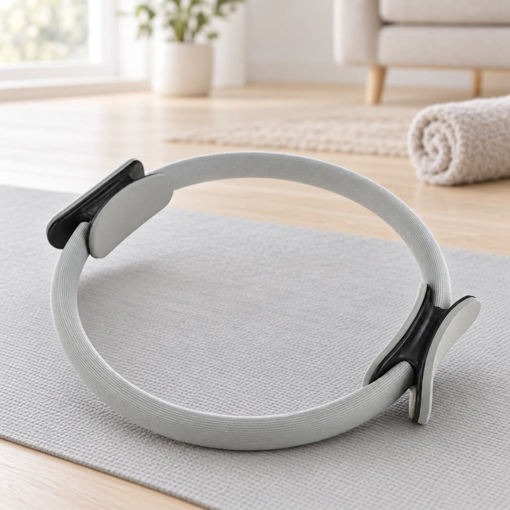 Grå pilatesring på en treningsmatte i en lys stue