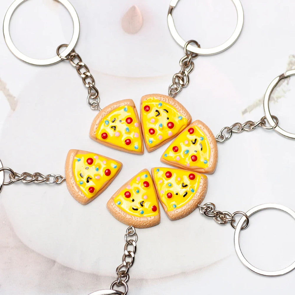 Seks nøkkelringer formet som pizzastykker som sammen blir en hel pizza