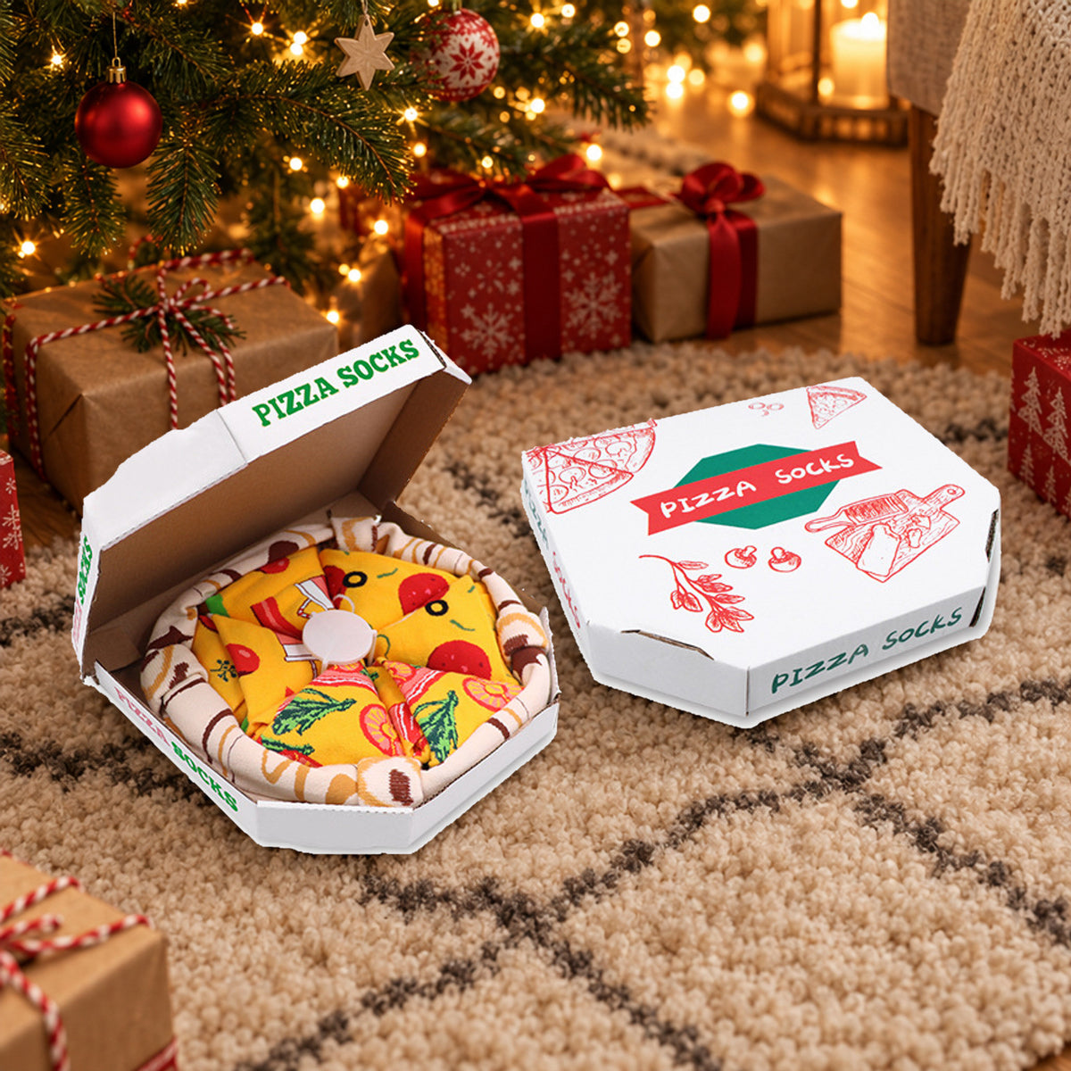 To pizzaesker med pizzasokker under juletreet, den ene lukket og den andre åpen