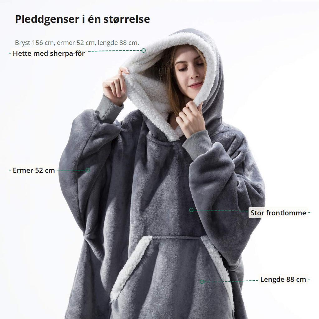 Pleddgenseren merket med hette med sherpa-fôr, ermer på 52 cm, stor frontlomme og lengde 88 cm