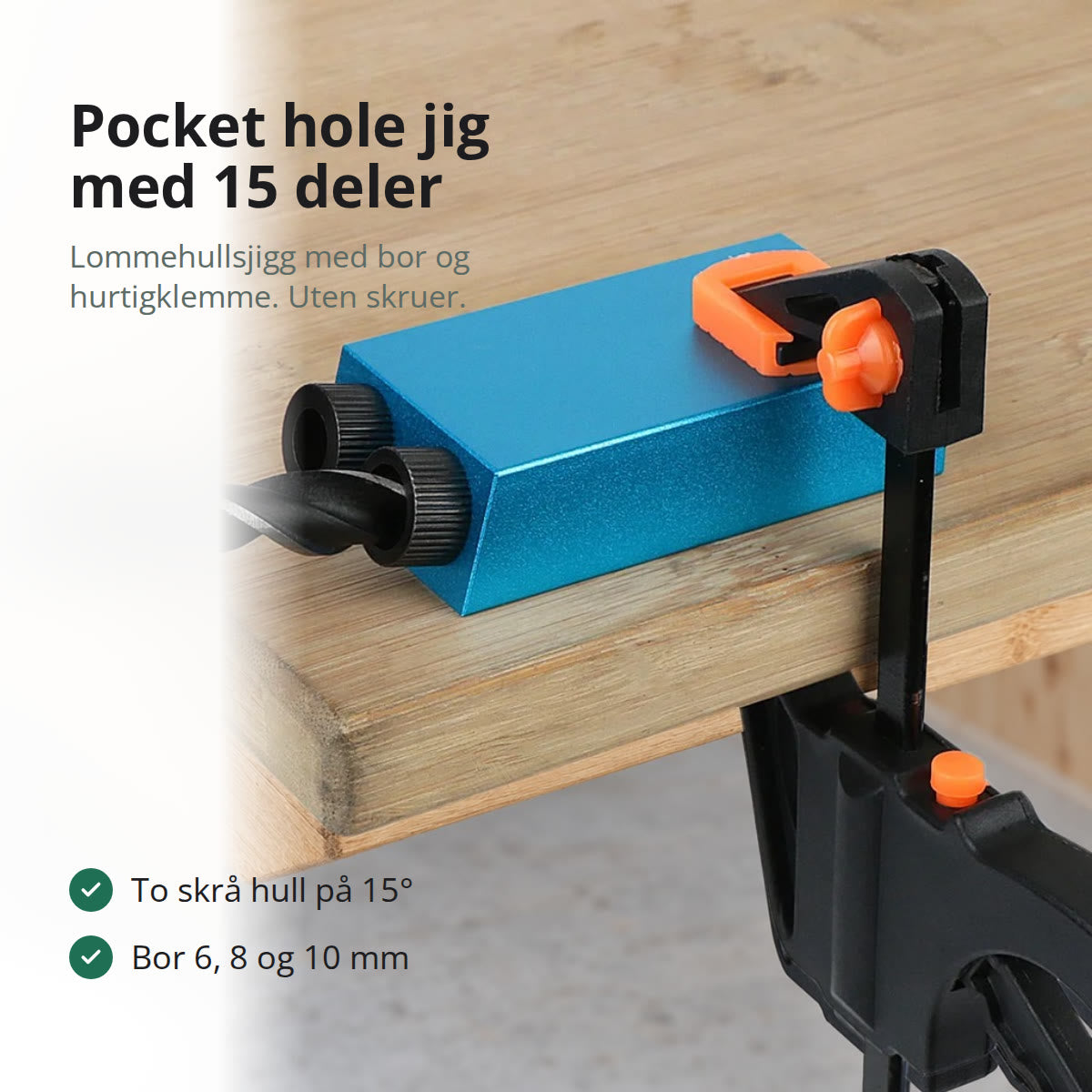 Blå pocket hole jig i aluminium festet med hurtigklemme på kanten av en arbeidsbenk i bambus, med et bor i den ene hylsa