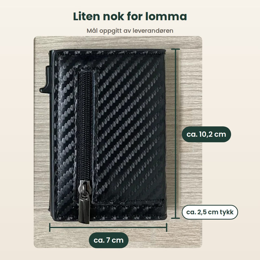 Lommeboken med mål: ca. 10,2 cm høy, ca. 7 cm bred og ca. 2,5 cm tykk ifølge leverandøren