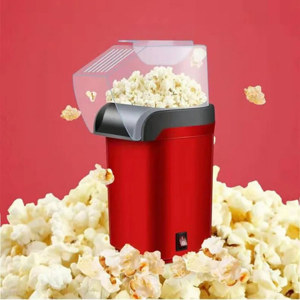 Popcornmaskinen sett forfra med popcorn som renner ut av tuten