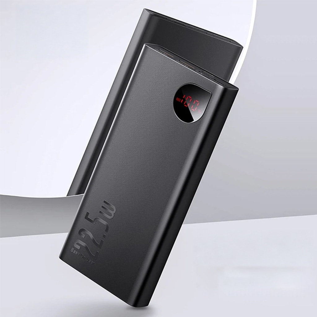 Svart powerbank på 10 000 mAh med skjerm som viser 100 %