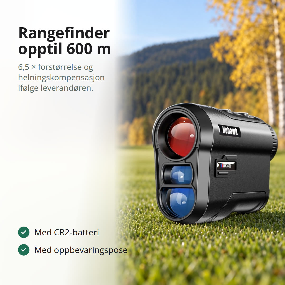 Svart rangefinder med rødt objektiv og blå linser i kortklipt gress på en golfbane om høsten, med rødt flagg og bjørker bak