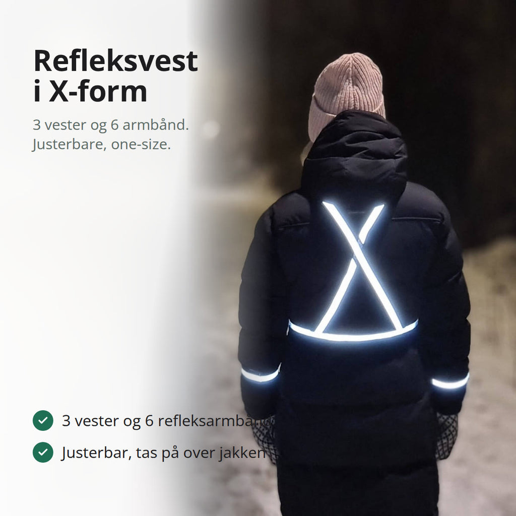 Sort refleksvest i X-form med brede refleksstriper, liggende på en benk i eik