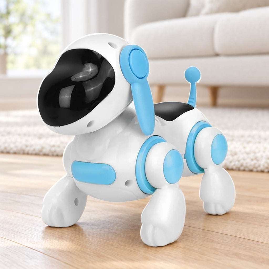 Robothunden i hvitt og lyseblått står på et lyst eikegulv, med et ullteppe og en hvit sofa bak