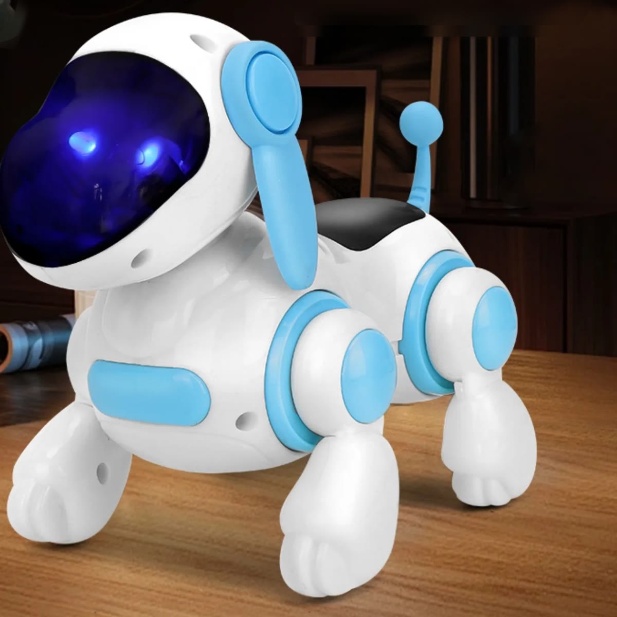 Robothunden med blått lys i øynene bak det svarte visiret, på et tregulv i et mørkt rom