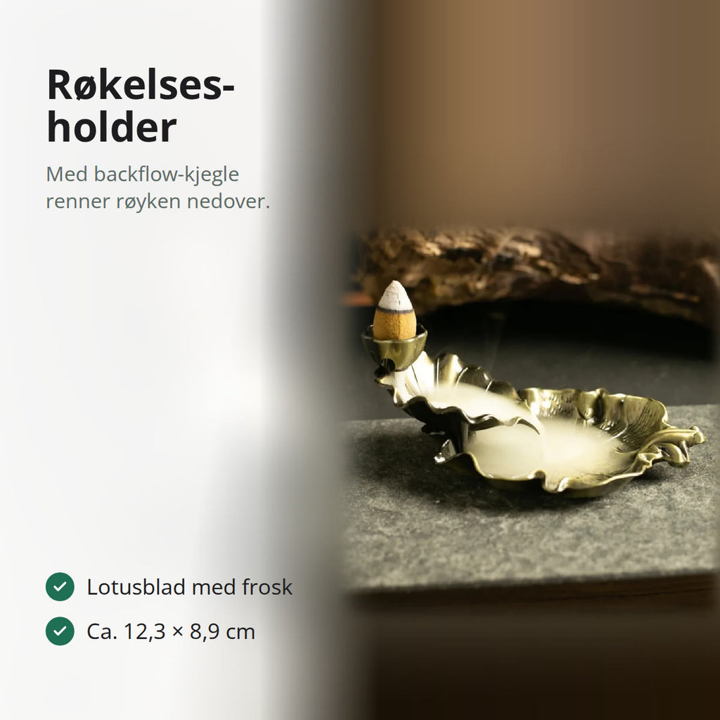 Røkelsesholder formet som et lotusblad med en brennende backflow-kjegle og røyk som renner ned i bladet