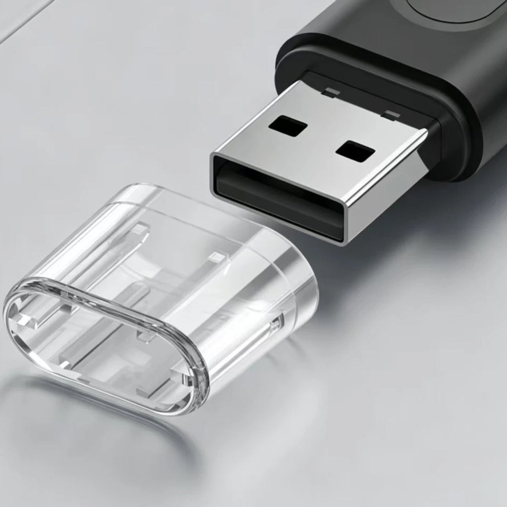 USB-A-kontakten på kortleseren med den gjennomsiktige beskyttelseshetten
