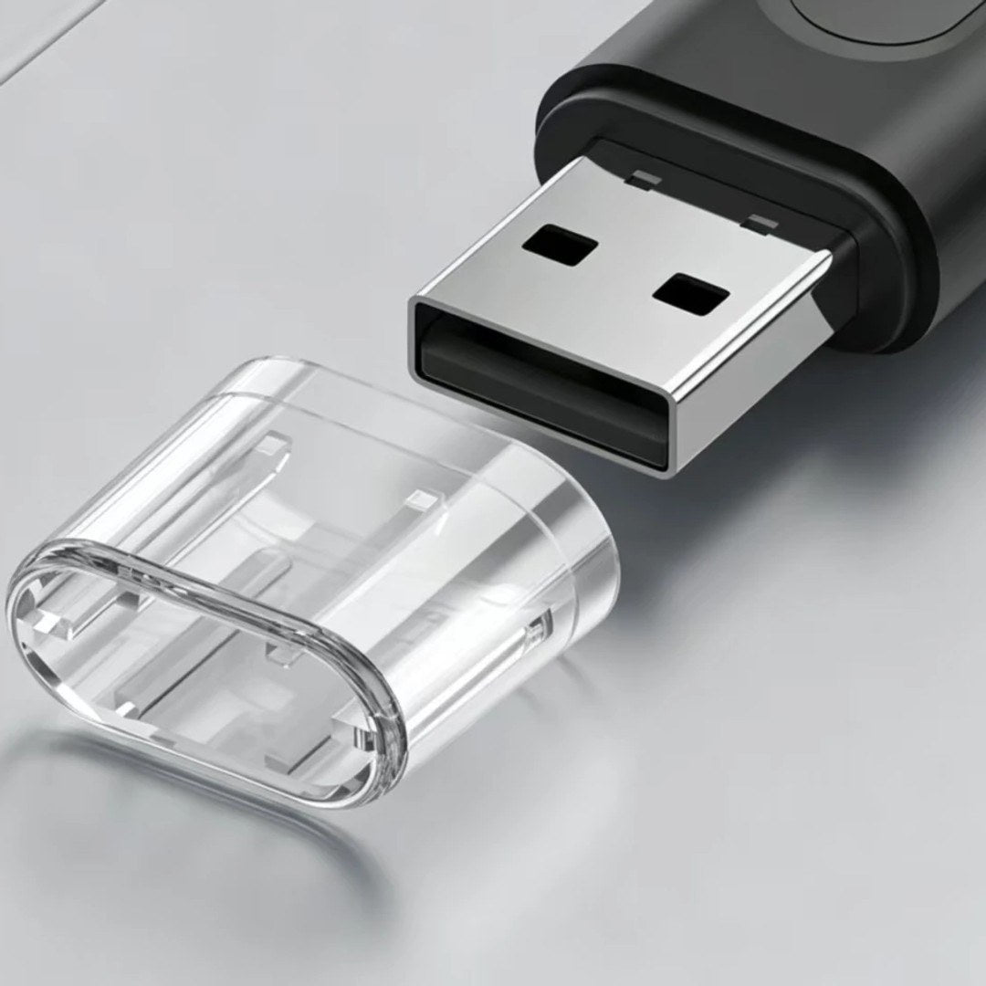USB-A-kontakten på kortleseren med den gjennomsiktige beskyttelseshetten