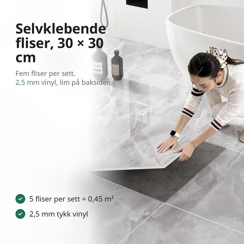 Selvklebende vinylflis i marmormønster legges ned på et baderomsgulv