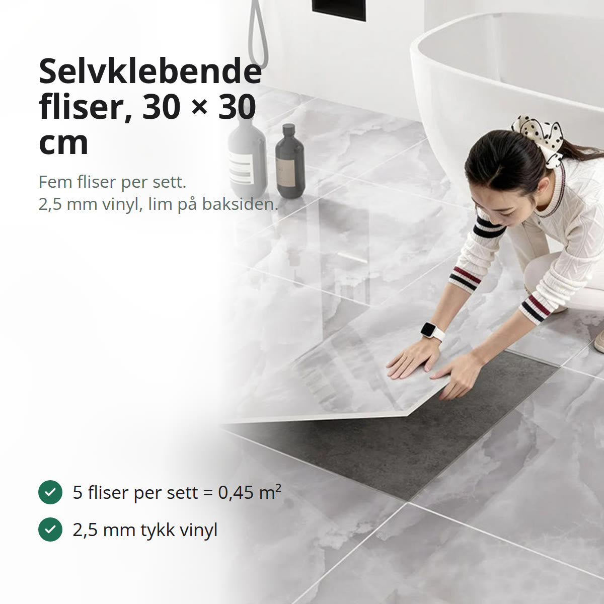 Selvklebende vinylflis i marmormønster legges ned på et baderomsgulv