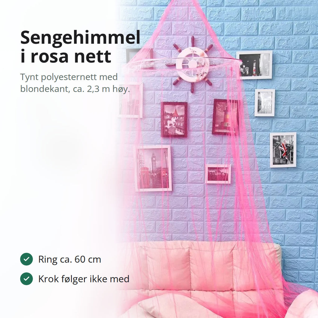 Rosa sengehimmel i tynt nett hengt over en rosa sofa foran en lyseblå murvegg med bilder
