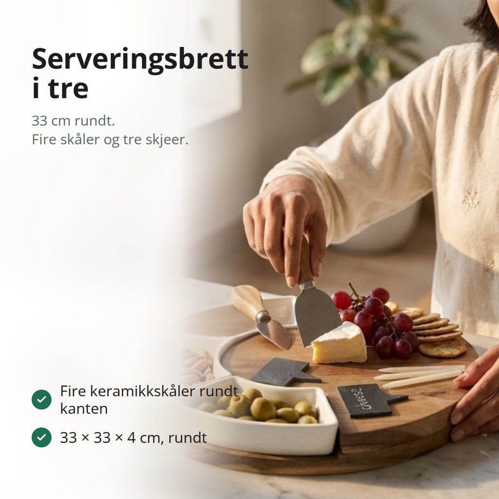 Rundt serveringsbrett i tre med fire hvite keramikkskåler rundt kanten og tre osteskjeer