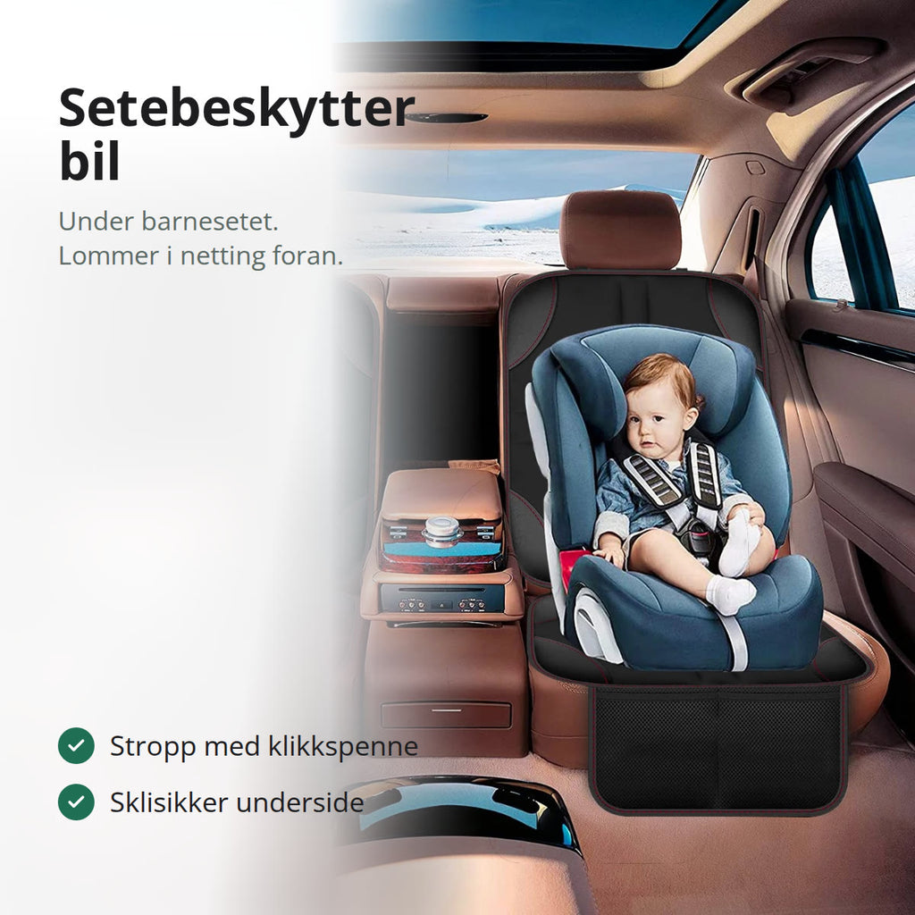 Svart setebeskytter under et barnesete i baksetet på en bil
