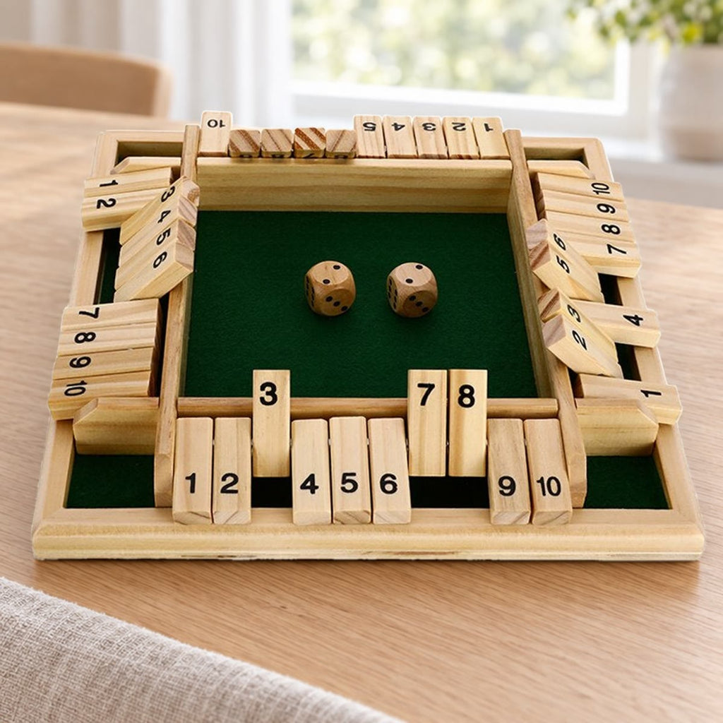 Shut the Box terningspill i tre med to terninger på grønn filt, på et lyst eikebord i en stue