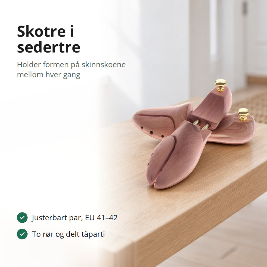 Et par skotrær i rødt sedertre med knotter i messingfarge, lagt på en benk i lys eik i en lys gang