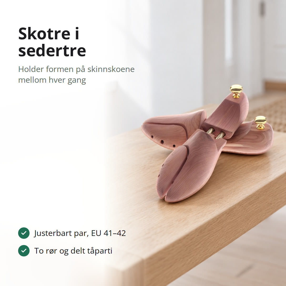 Et par skotrær i rødt sedertre med knotter i messingfarge, lagt på en benk i lys eik i en lys gang