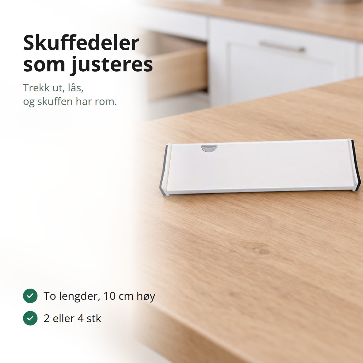 Hvit justerbar skuffedeler på en benkeplate av lyst tre foran en åpen kjøkkenskuff