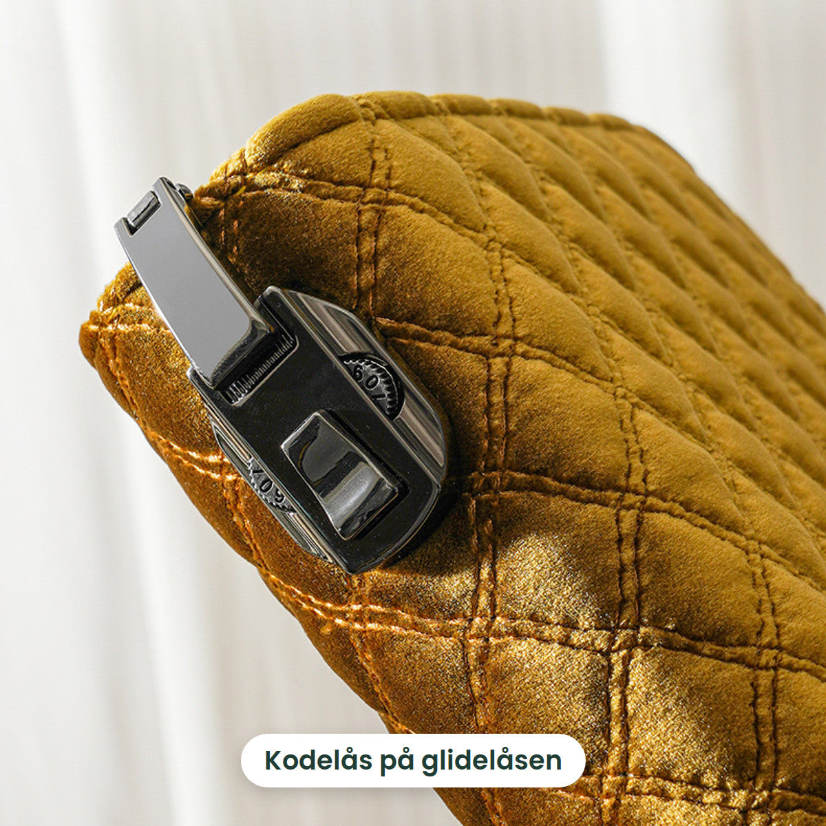 Kodelåsen på glidelåsen til smykkeboken i gull