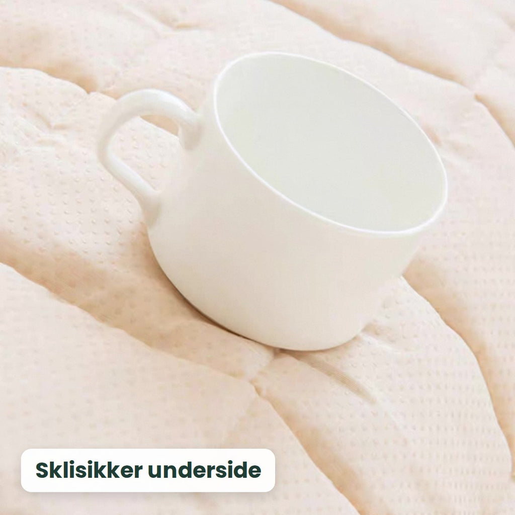Undersiden av trekket med små sklisikre prikker og en kopp