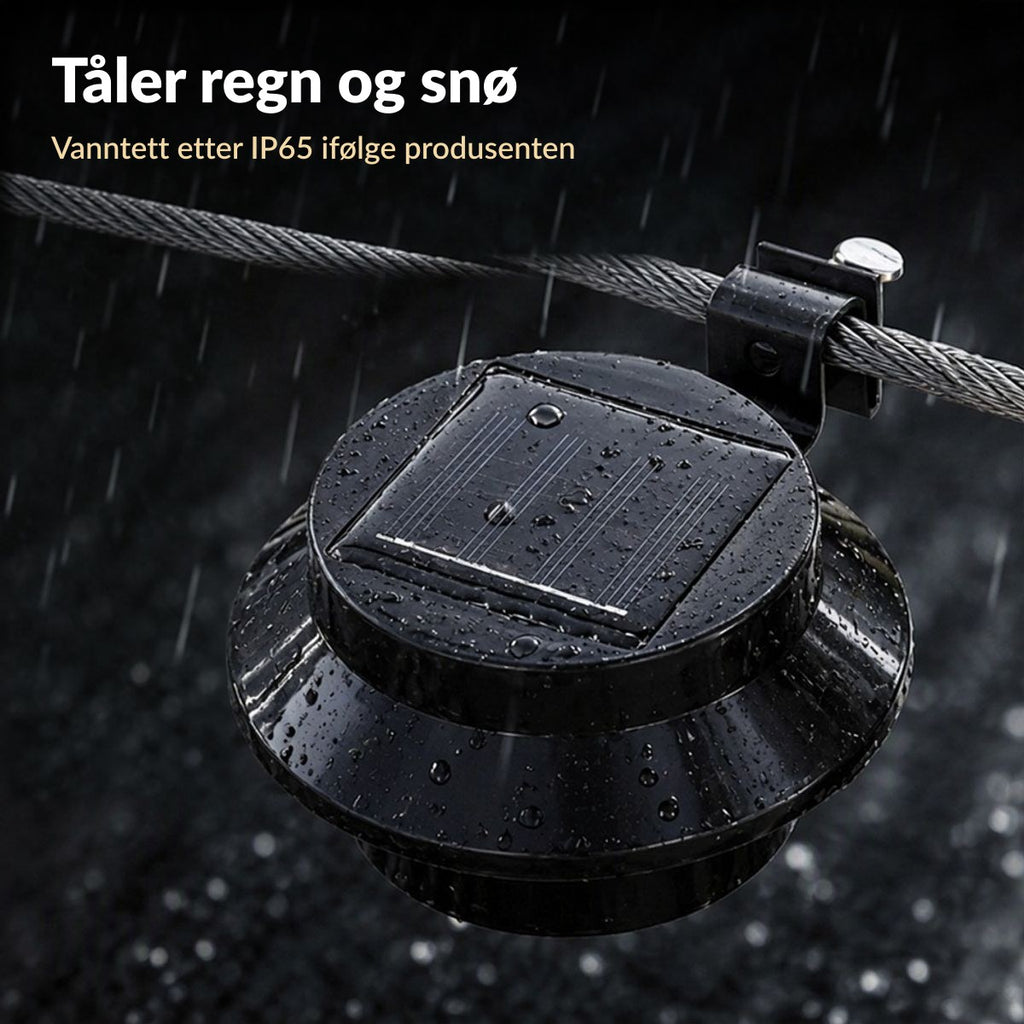 Svart solcellelampe i regnet, vanntett etter IP65 ifølge produsenten