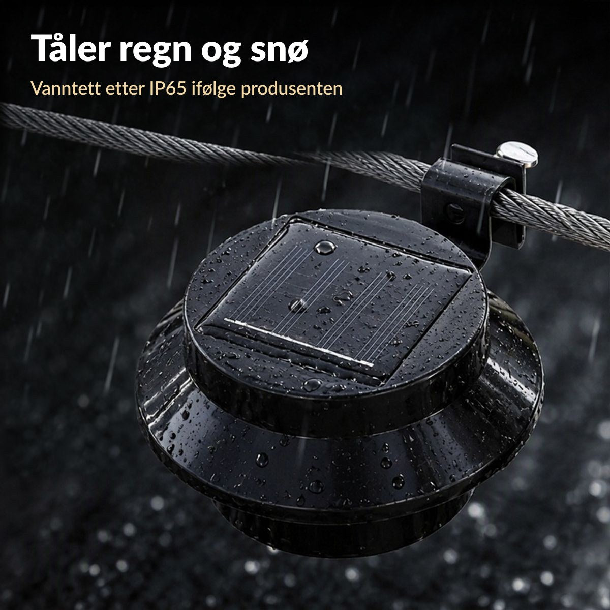 Svart solcellelampe i regnet, vanntett etter IP65 ifølge produsenten
