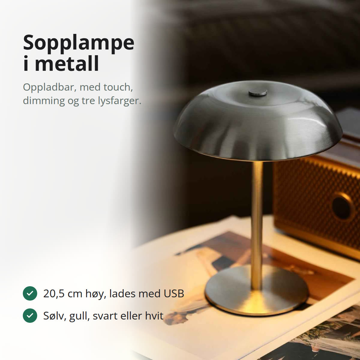 Sopplampe i børstet metall med rund hatt, tent på et bord ved siden av en gammel radio og fotografier