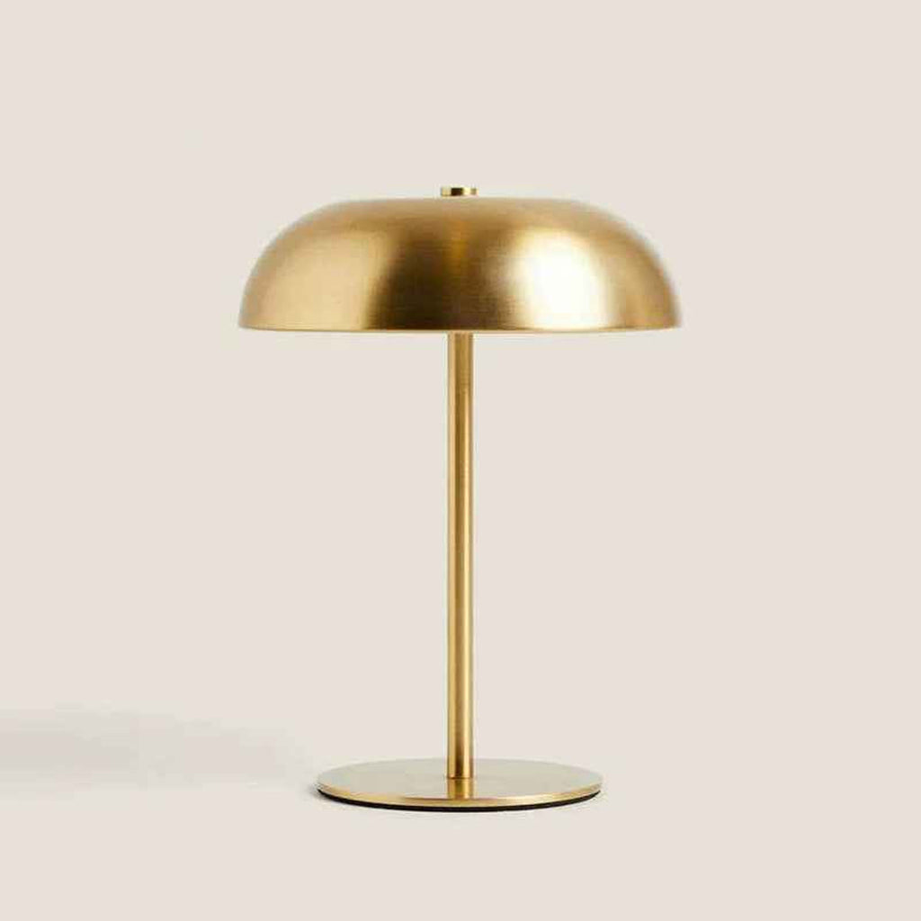 Sopplampe i gull på en beige bakgrunn