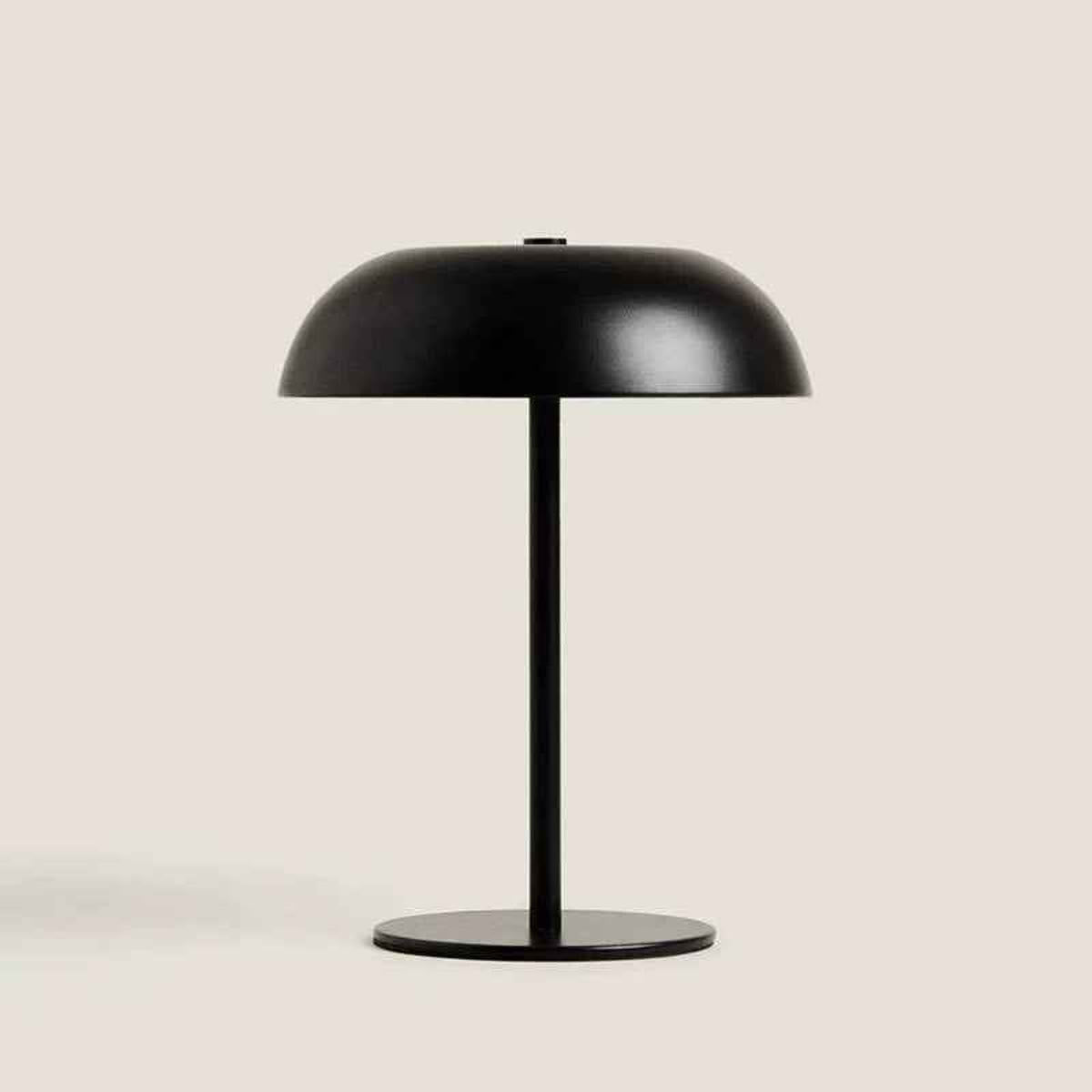 Sopplampe i svart på en beige bakgrunn