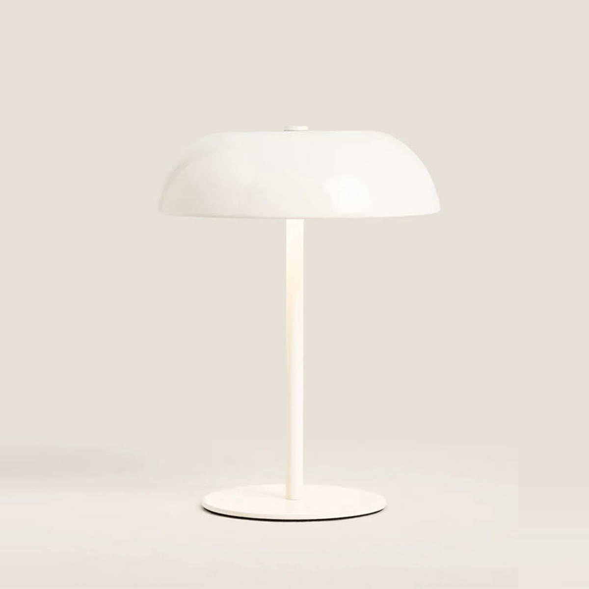 Sopplampe i hvit på en beige bakgrunn
