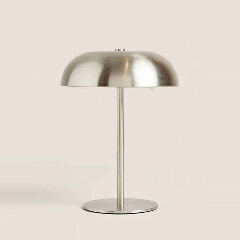 Sopplampe i børstet sølv på en beige bakgrunn