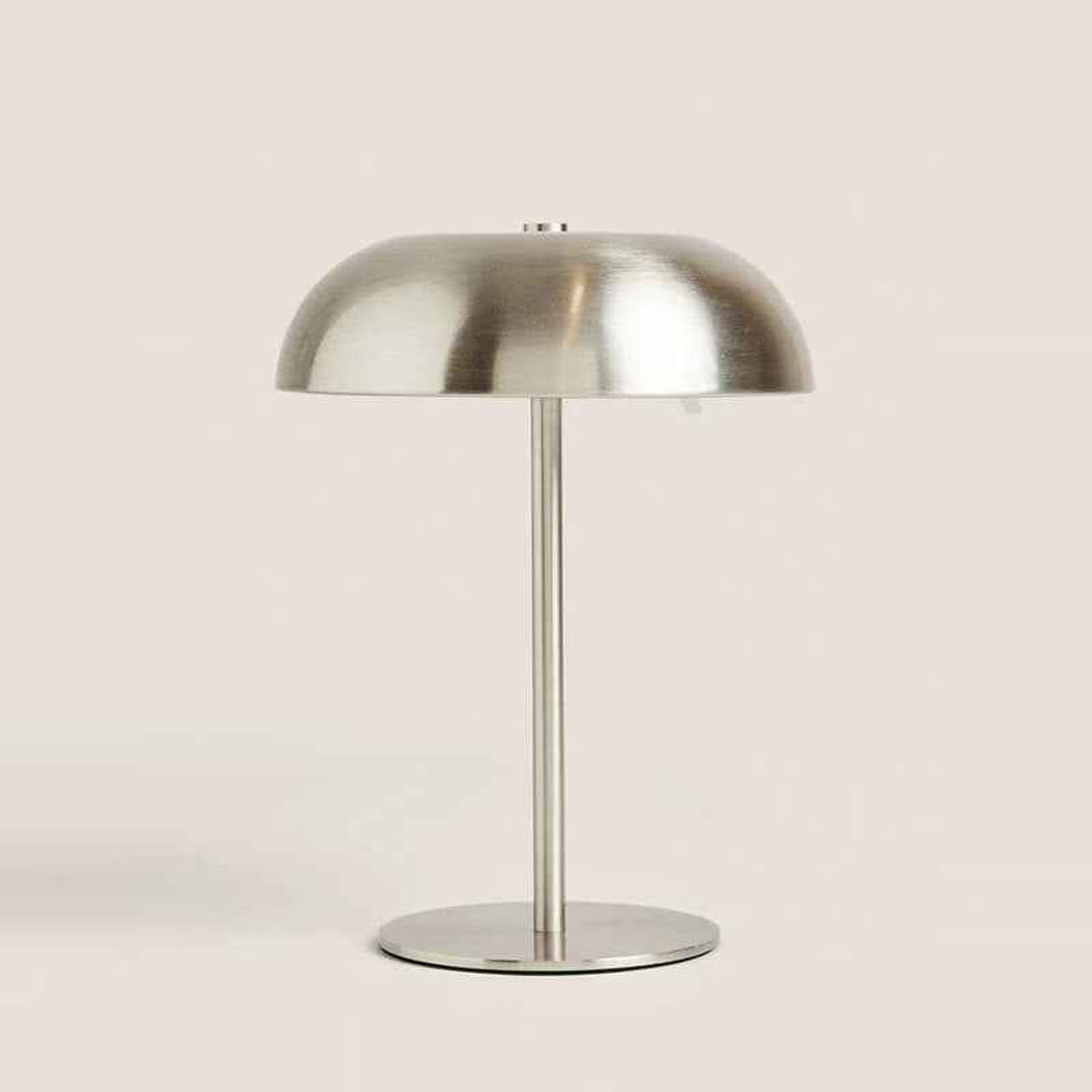 Sopplampe i børstet sølv på en beige bakgrunn