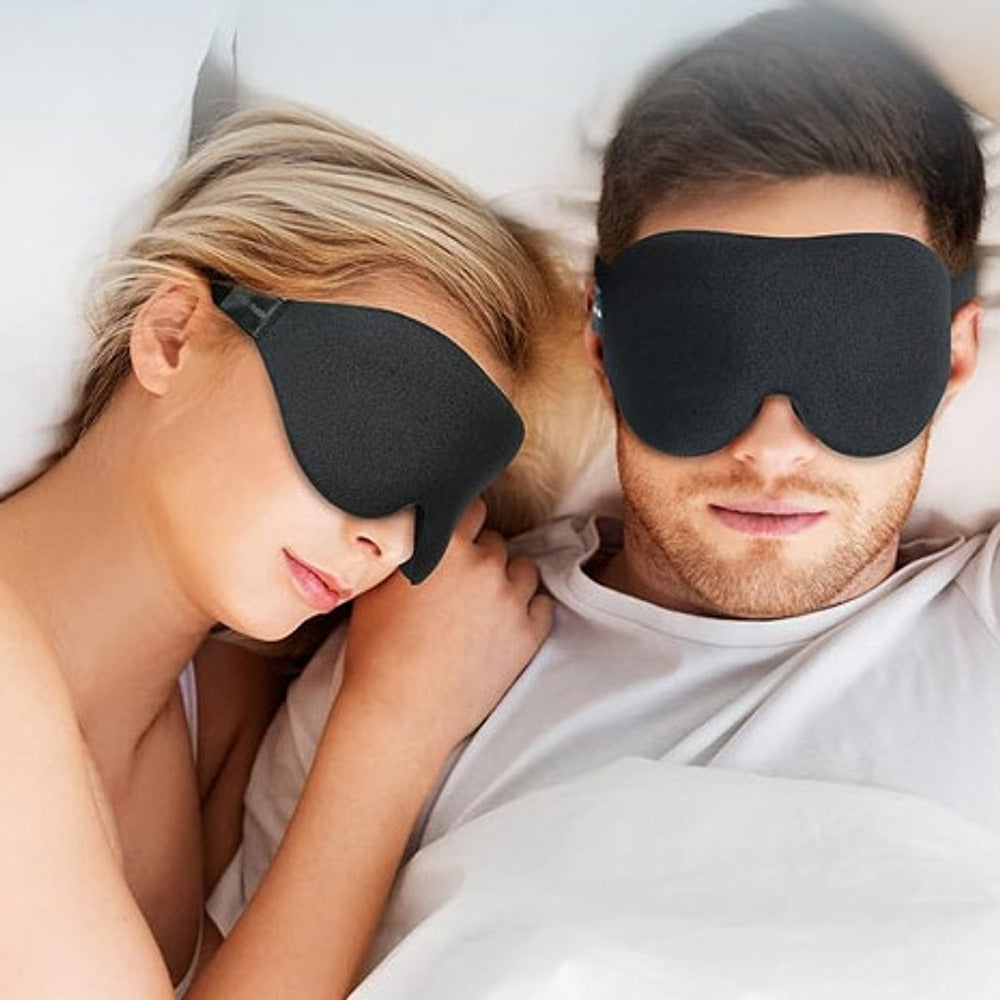 Par som sover med hver sin svarte 3D-sovemaske