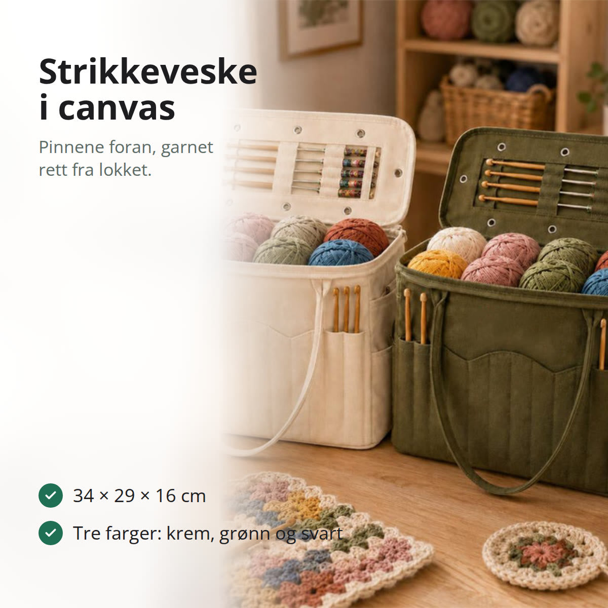 To åpne strikkevesker i canvas fylt med garnnøster, pinner i lokket, på et bord med et heklet teppe