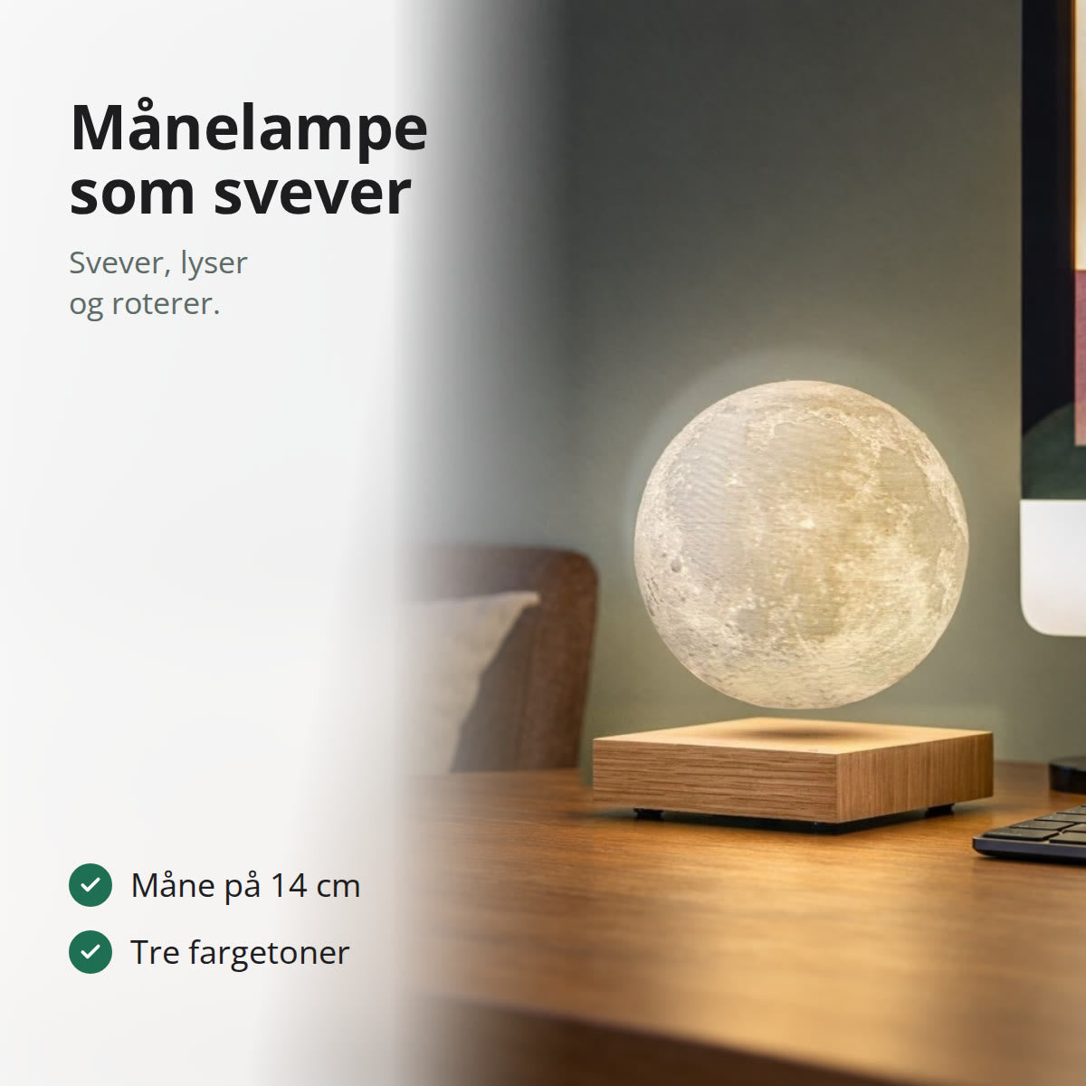 Svevende månelampe som lyser over en sokkel i tre på et skrivebord om kvelden