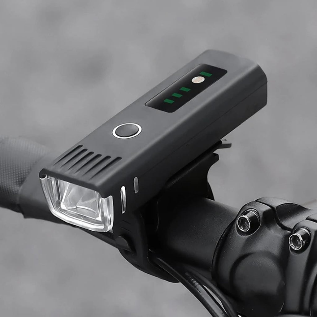 Sykkellykt foran montert på styret, med batteriindikator og knapp på toppen
